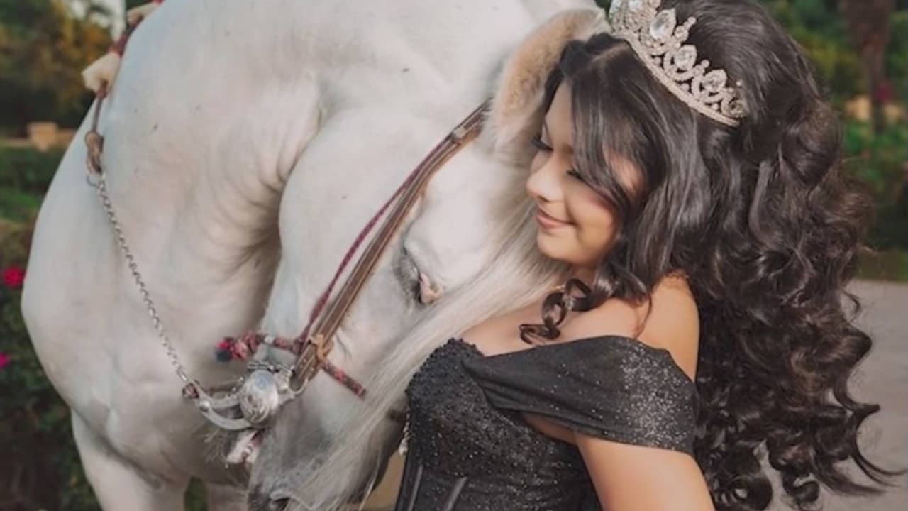 Madre latina hace lo imposible para que su hija no pierda su fiesta de quinceañera