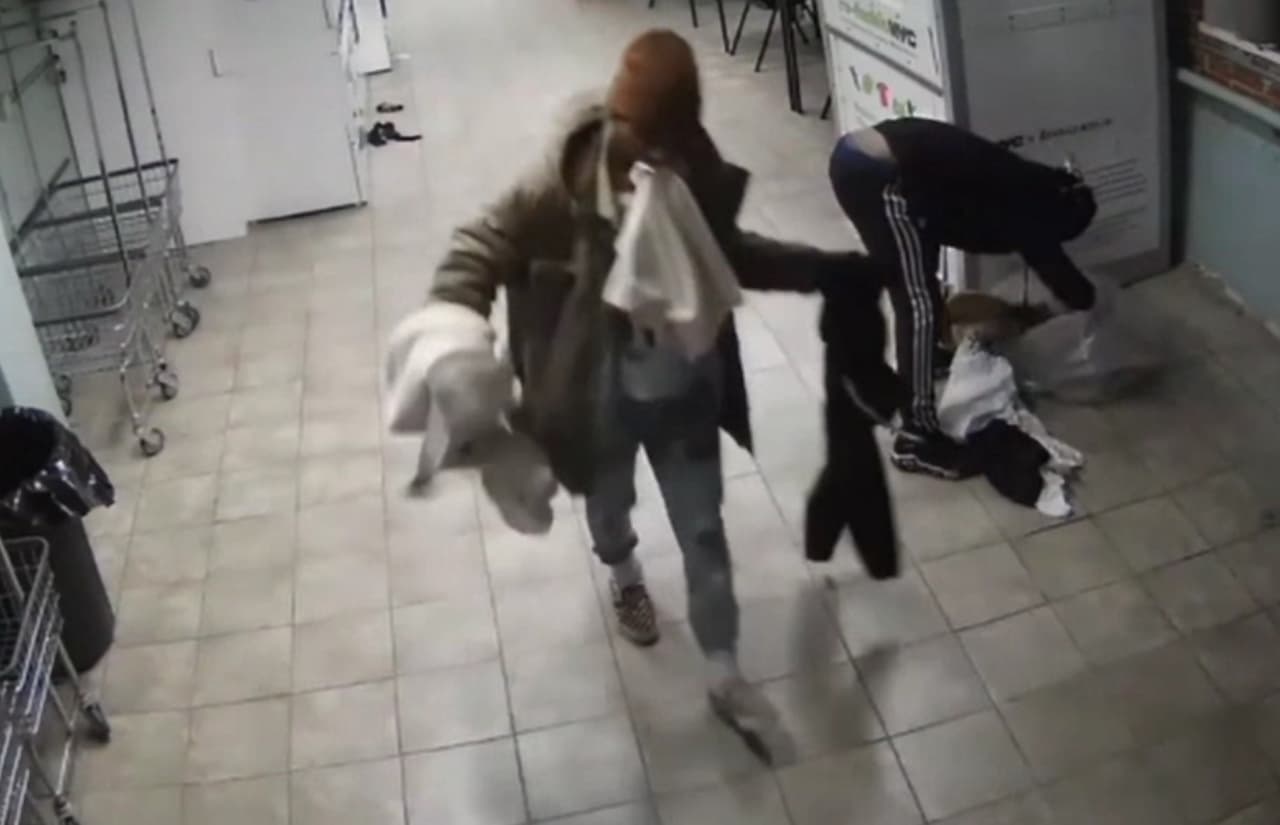 Presuntos ladrones roban ropa de secadoras en lavandería en el Bronx