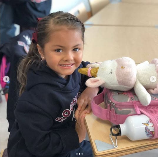 Rafaela ya tiene 4 años y comparte fotos de su día a día en su cuenta de Instagram. Aquí la vemos en su primer día de clases.