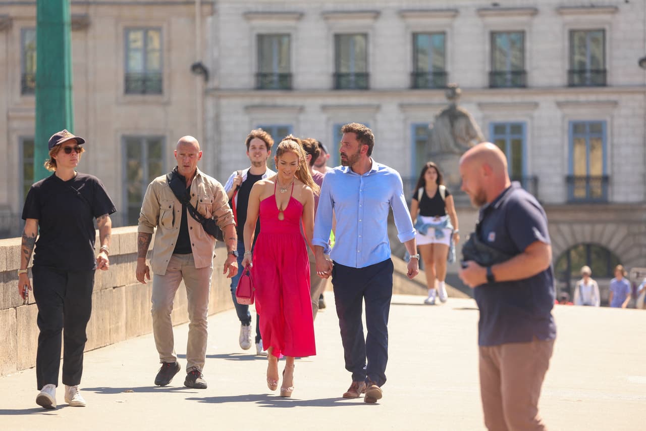 La visita de la pareja en París ha causado revuelo. Varios paparazzi han seguido sus pasos.
<br>