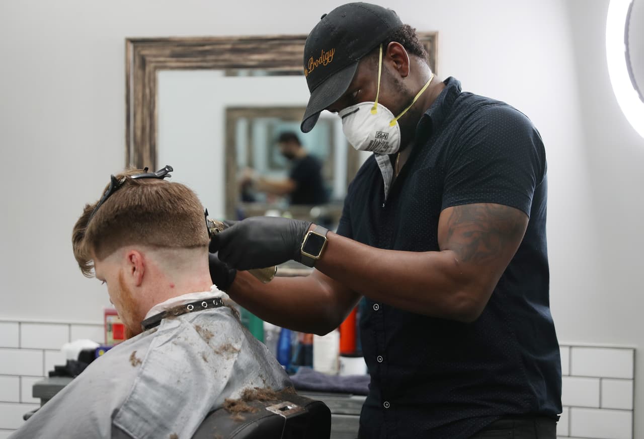 Sin embargo, las encuestas muestran que una mayoría de personas en el país teme a una reapertura apresurada de la economía, y que los casos de coronavirus se multipliquen. 
<br>