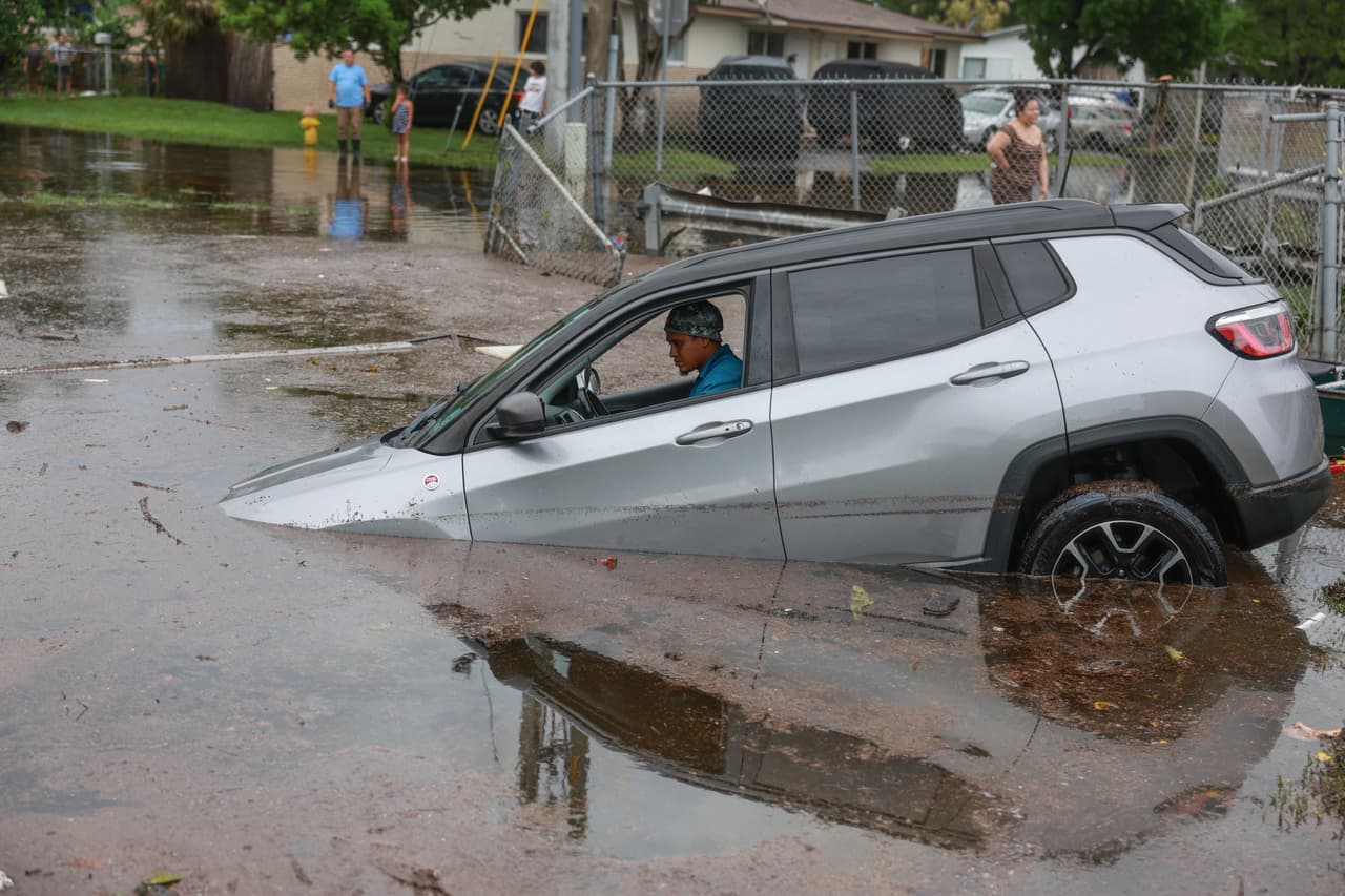 En Hallandale Beach los canales se desbordaron, llevándose a su paso varios vehículos.