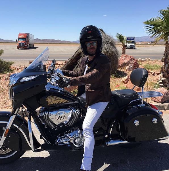 "Sal a la calle sonriendo y con la seguridad de que será un buen día ☺" escribió en sus redes sociales. Mensajes como este son los que acompañan la mayoría de sus fotos.