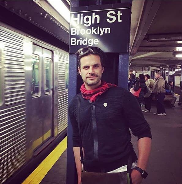 El actor Mark Tacher podría dejar pronto la soltería ya que al parecer se encuentra saliendo con la actriz Andrea Escalona.