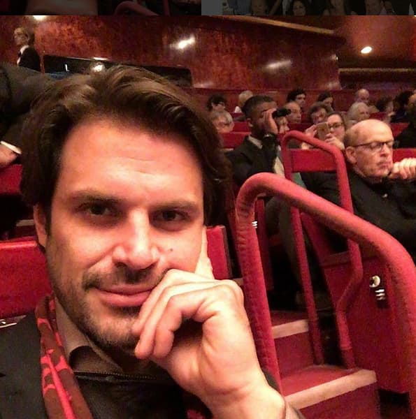 De acuerdo con información de la revista TVNotas, Mark Tacher desmintió las declaraciones de su hermano Alan. "Mi papá es un ser amorosísimo. Nos brindó mucho cariño y durante nuestra infancia nos mantuvo cortos [...]".