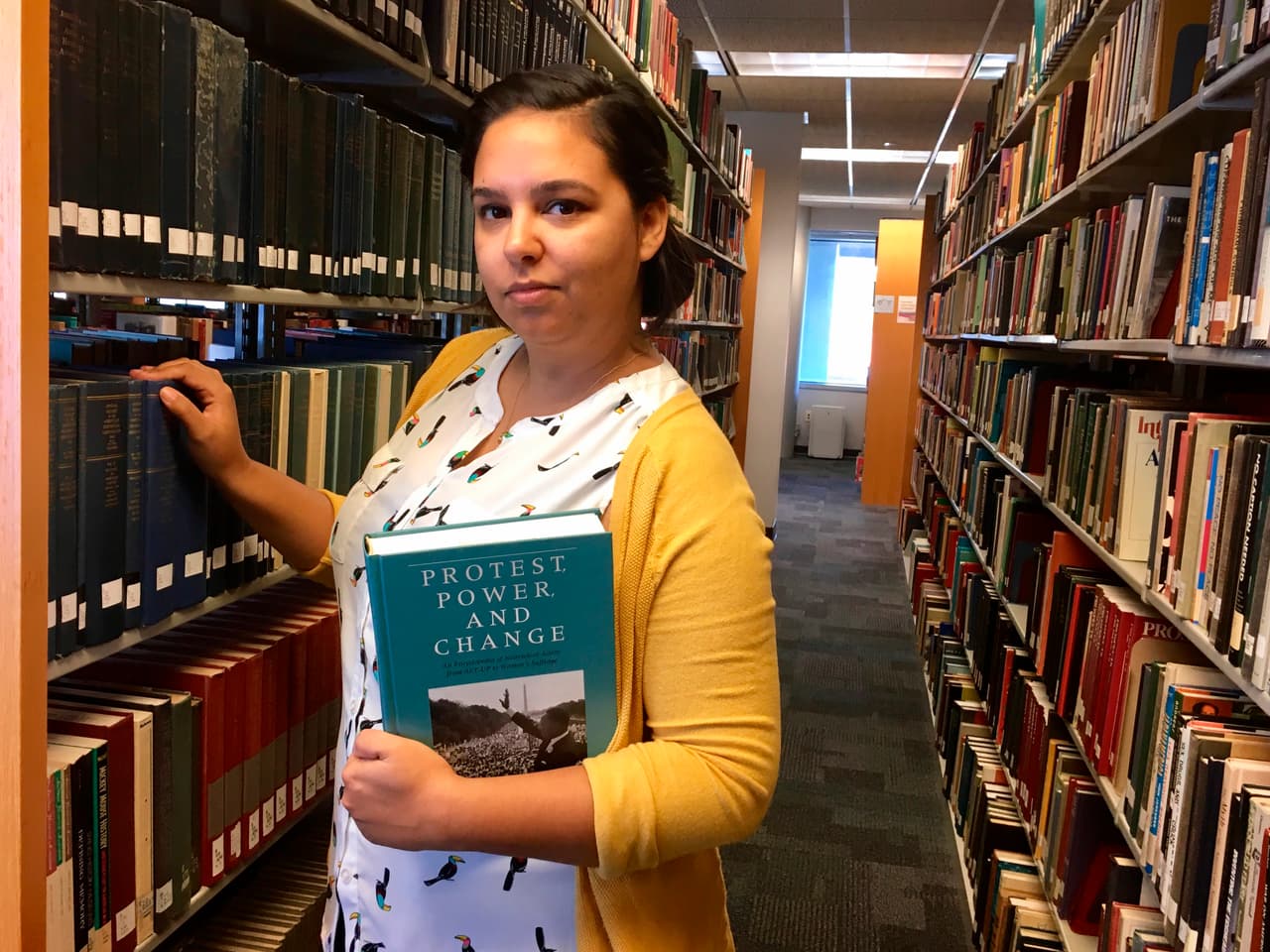 <b>"Es una lotería horrible". </b>Alexandra Flores, de 29 años, quedó perpleja con la 
<a href="http://www.univision.com/noticias/obamacare/sabotear-persuadir-o-negociar-las-opciones-de-trump-ante-el-fracaso-del-plan-para-revocar-obamacare">afirmación de Trump</a> de dejar que "Obamacare fracase" y la aclaratoria de que no iba a "asumir" los problemas derivados de esta legislación. 
<b>"Decir que no se va a apropiar de eso ahora que su partido domina la Cámara de Representantes, el Senado y la Casa Blanca es algo inaudito</b>. El presidente de Estados Unidos no debería tratar el sistema de salud de este modo", afirma la estudiante de la Universidad del Sur de Florida. Asegura que gracias al ACA pudo tomar la decisión de retomar sus estudios. Paga 77 dólares mensuales por su seguro. El gobierno aporta unos 100. "Trump actúa como si los actuales beneficiarios del ACA están equivocados y deberían ser castigados por tener un seguro médico". En su criterio, la incertidumbre ante las reformas equivale a "jugar una lotería horrible".