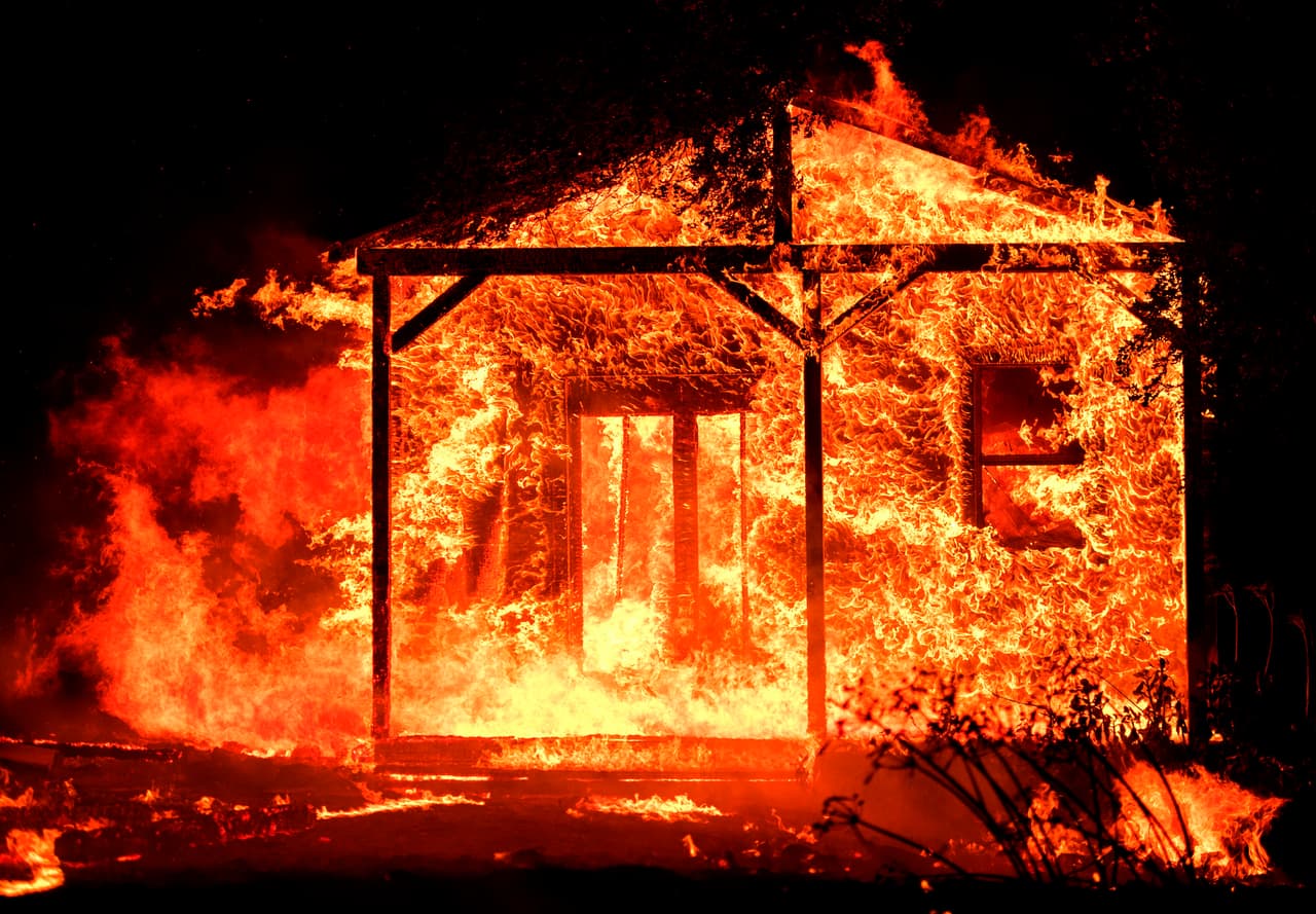 En algunas localidades, el fuego fue tan violento que calcinó todo lo que encontraba a su paso muy rápidamente, imposibilitando a las autoridades a salvar las estructuras.