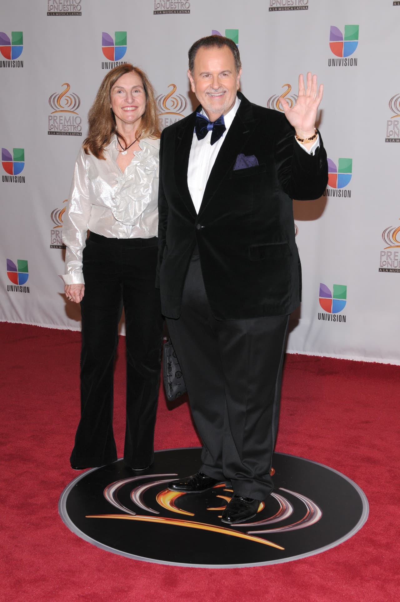 Raúl de Molina y su esposa Millie han desfilado por la alfombra magenta en múltiples ocasiones. Aquí los vemos muy elegantes en la entrega de premios de 2012.