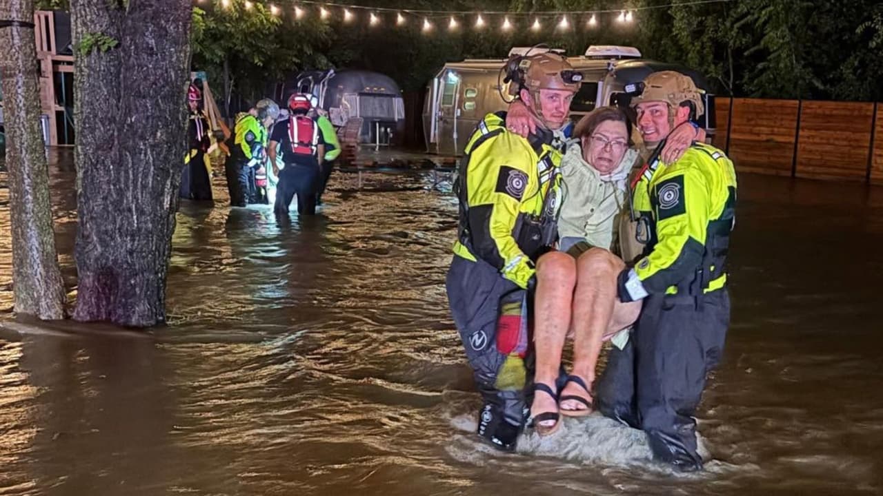 Además de los rescates acuáticos, integrantes del 
<b>Equipo de Búsqueda y Rescate de los Guardabosques de Texas</b> auxiliaron a residentes afectados por las inundaciones. 
<br>
<br>En esta imagen se observa a una mujer siendo trasladada por personal de rescate a través de una zona cubierta por agua para ponerla a salvo.