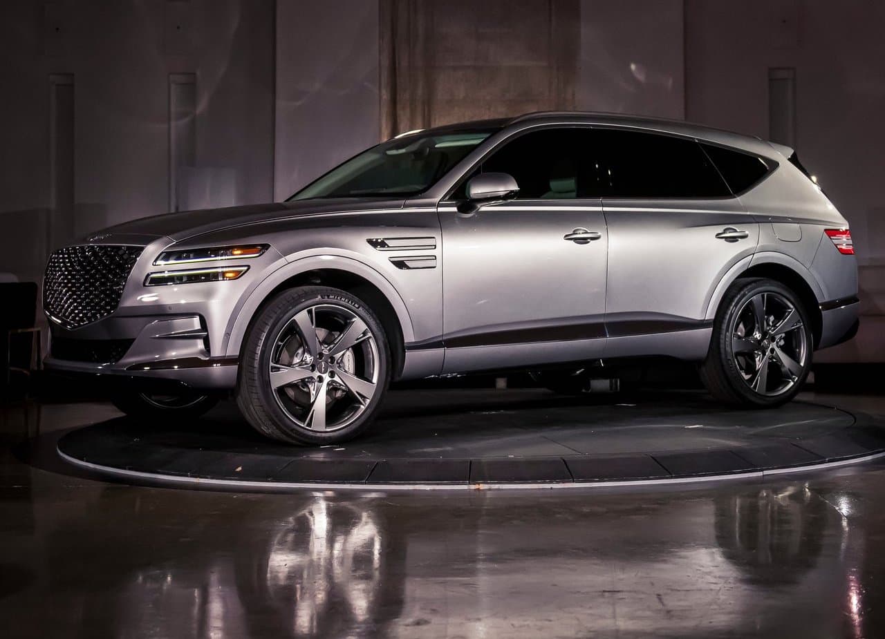 En cuanto a su diseño, el Genesis GV80 respeta en gran medida los trazos del concepto que
<a href="https://www.univision.com/noticias/auto-show-de-nueva-york/nueva-york-2017-con-la-gv80-fuel-cell-concept-genesis-debuta-en-el-segmento-de-las-suv" target="_blank">fue presentado hace dos años y medio</a> durante el Auto Show de Nueva York.
<br>
<br>Así también, su frente se ve marcado por la elegante parrilla pentagonal de malla metálica que sigue las mismas líneas presentadas recientemente en el G90 y el juego de faros delanteros en forma de doble rendija.