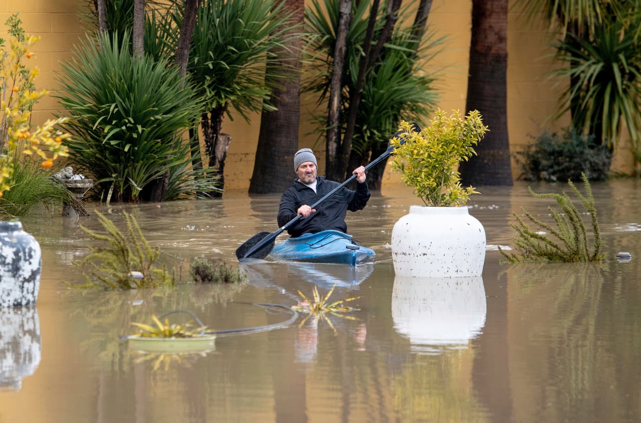 Este hombre, navega en kayak a través del Surrey Resort inundado mientras el río Russian fluye a través de él en Guerneville, California, el viernes 15 de febrero de 2019. Las calles y las zonas bajas se inundaron cuando el río Russian creció sobre sus orillas el viernes. (Foto AP / Josh Edelson)