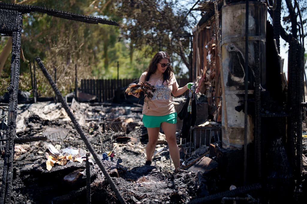 Entre los escombros del que hasta este lunes fue su hogar, 
<b>Erika Hernández</b> buscaba si había algo rescatable. La mujer, madre de dos niños, salió de casa sin saber que la perdería en cuestión de minutos por causa del 
<b><a href="https://www.univision.com/local/los-angeles-kmex/incendio-edgehill-causa-perdidas-casas-mascotas-habitantes-san-bernardino" target="_blank">incendio Edgehill, en San Bernardino, California</a></b>.