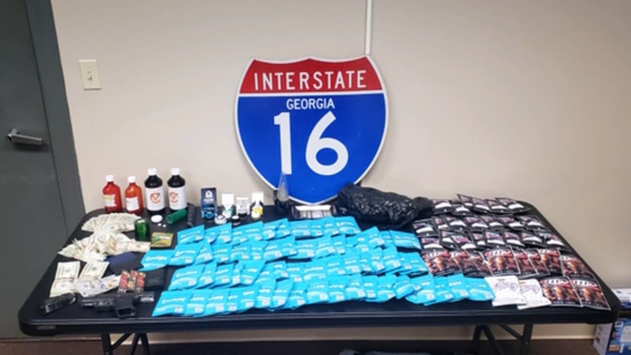 Encuentran 95 paquetes de galletas y "jarabe" con droga durante parada de tráfico