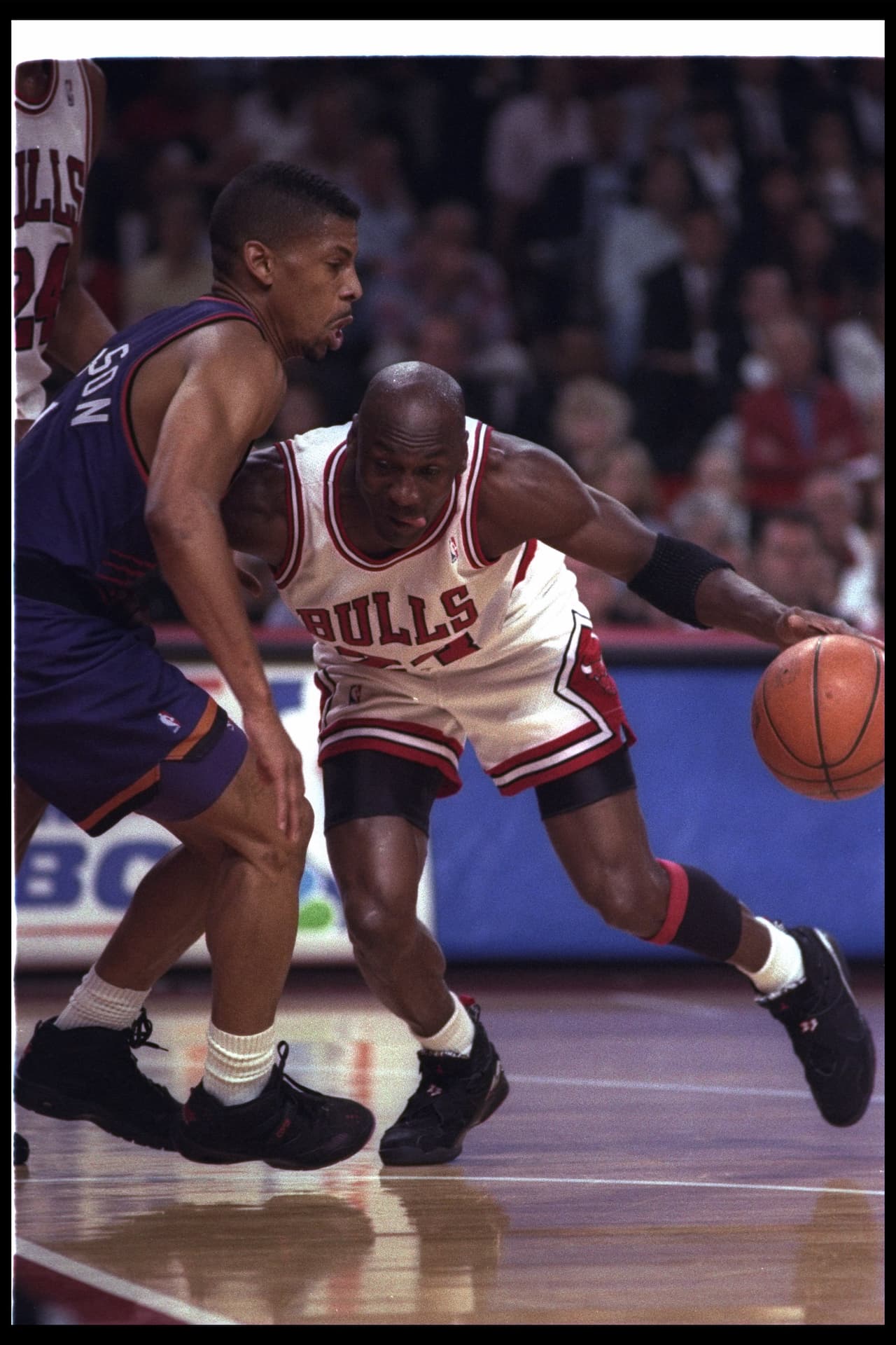 18 de junio de 1993: Michael Jordan de los Chicago Bulls (derecha) trabaja contra los Phoenix Suns durante el quinto juego de las finales de la NBA en el United Center de Chicago, Illinois.