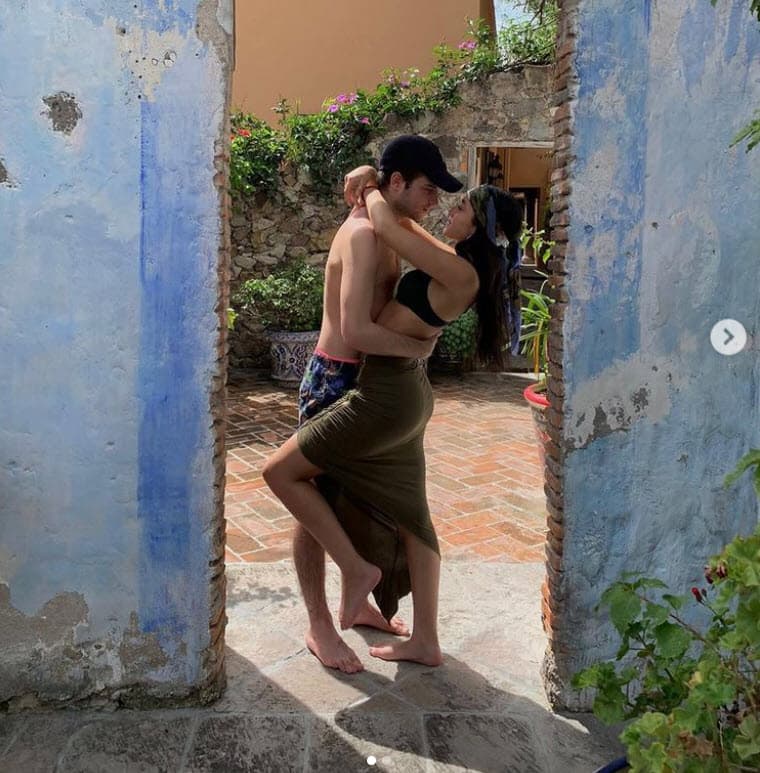 "No, no soy celosa", contestó, "al contrario,
<b> <a href="https://www.univision.com/famosos/el-hijo-de-ludwika-paleta-y-plutarco-haza-ya-tiene-20-anos-y-es-identico-a-su-mama-fotos" target="_blank">me encanta ver el amor</a></b> cuando está en esa etapa". 
<br>