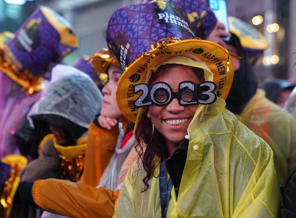 Cubiertos con capas, para protegerse de las inclemencias del tiempo, y con el accesorio del momento, los espejuelos del "2023", la gente esperaba ansiosa la llegada del nuevo año.