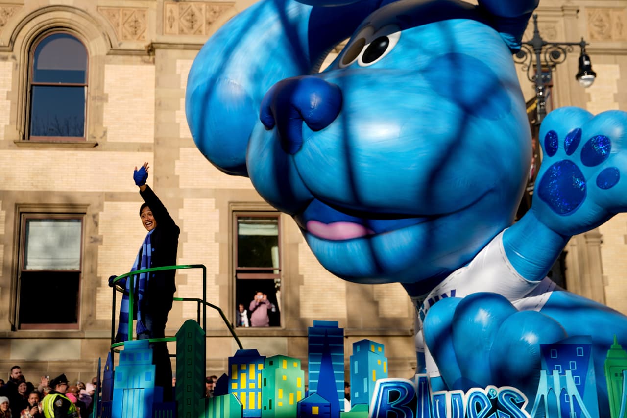 Joshua De la Cruz, de las Pistas de Blue, participó también junto con el globo del personaje infantil.