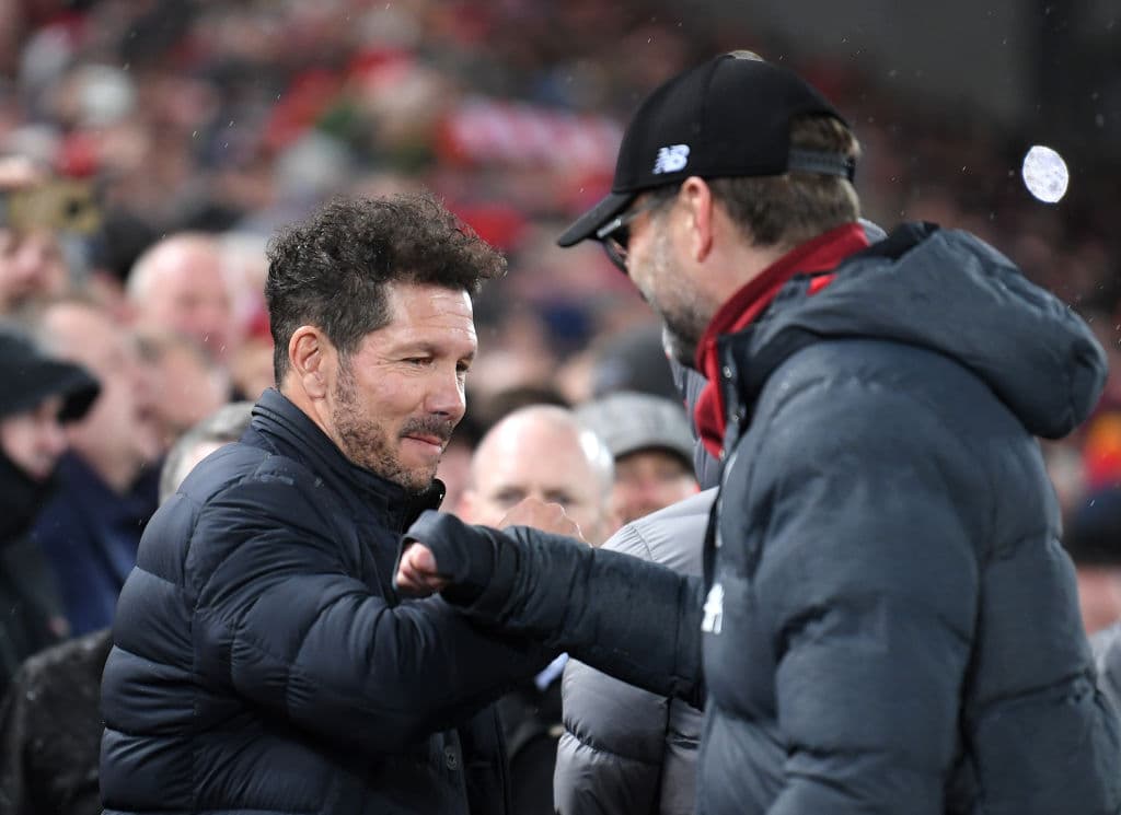 Saludo entre Simeone y Klopp previo al partido entre el Liverpool y el Atletico de Madrid durante el partido de la Champions League.