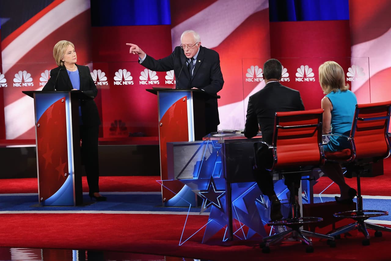 Sanders (centro) durante el debate demócrata.