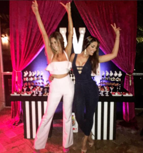 Su esposa Elizabeth fue quien organizó todo, mandó a hacer una bonita decoración de cartas.