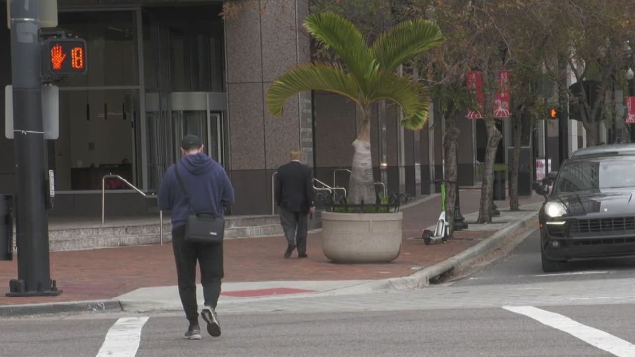 Comisionados de Orlando votarán ordenanza para despejar aceras y castigar a quien las bloquee