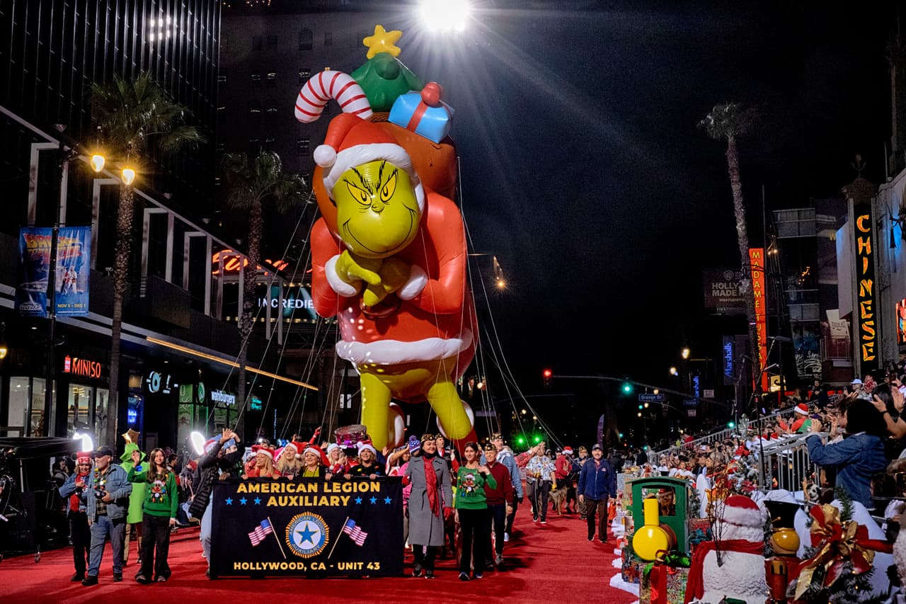 Este año contó con 110 celebridades, 12 bandas, vehículos de películas y grandes globos inflables de figuras como el Grinch y el Gato en el Sombrero.