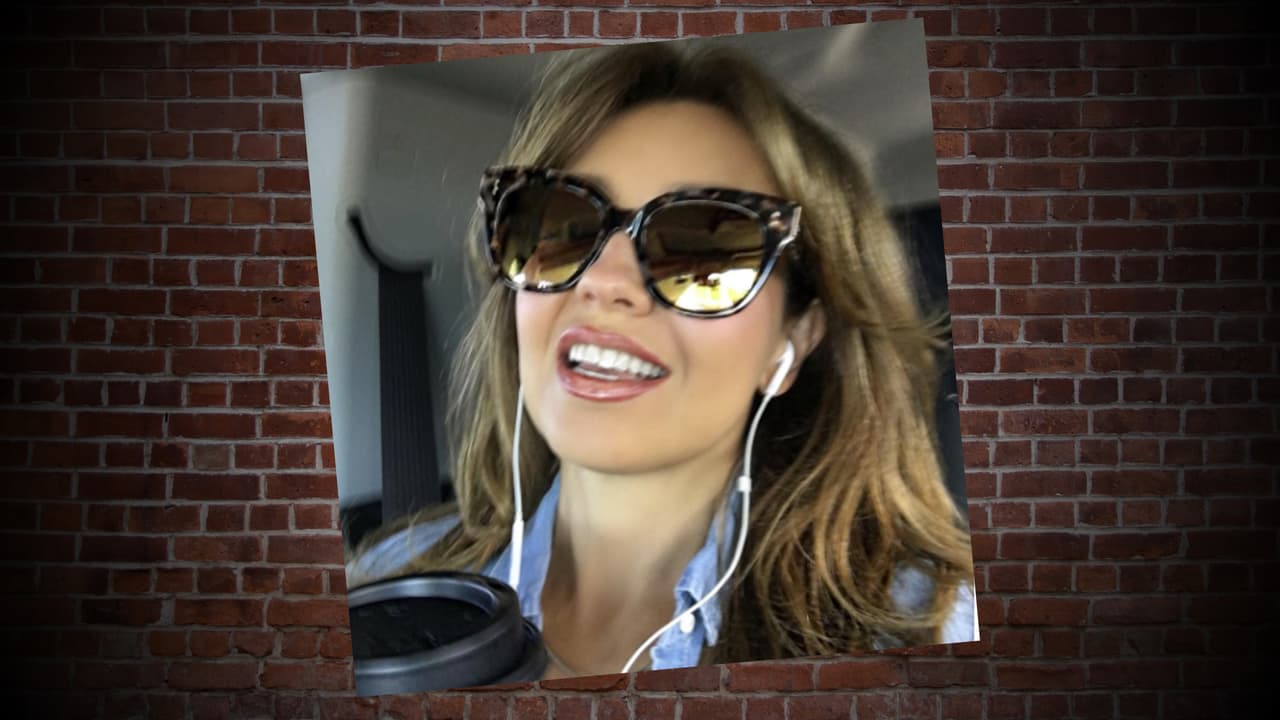 Ya sea en el auto, con su mejor amiga Lili Estefan o con su esposo Tommy Mottola, Thalis no puede estar sin lentes de sol. Y es que la cantante y actriz tiene una colección muy particular de gafas y aquí te mostramos algunas de ellas. ¿Cuál es tu favorito?