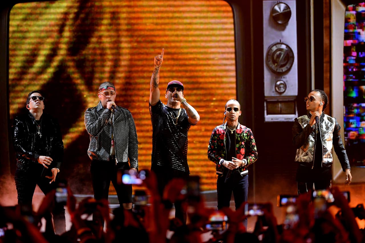 La fiesta siguió cuando Wisin cantó su tema 'Escápate conmigo' junto a Bad Bunny, Arcángel, Ozuna y De La Ghetto. Los intérpretes del reggaetón se convirtieron en parte fundamental de Premios Juventud para los siguientes años.