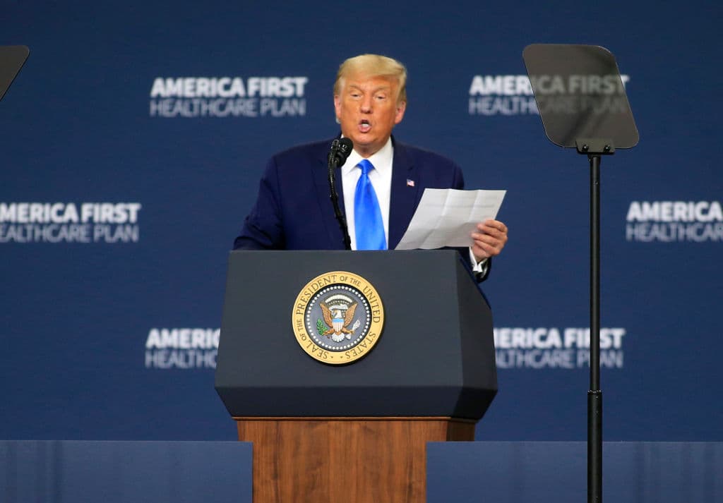 El 26 de febrero, cuando apenas estaba comenzando el alcance global de la pandemia dijo: “esto es una gripe, es como una gripe”, mientras estaba rodeado de expertos que no todos compartían su pensamiento.