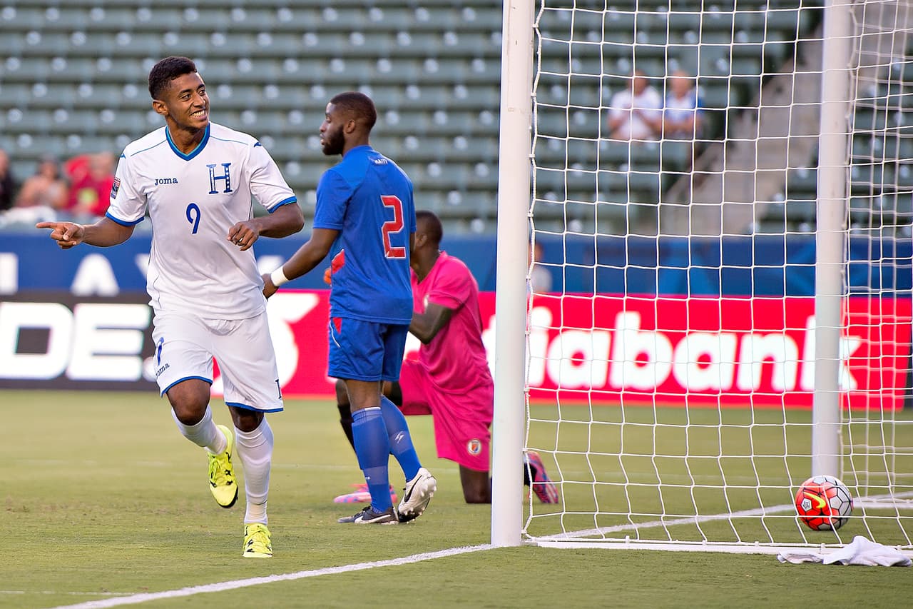 Anthony Lozano celebra el gol del triunfo de Honduras.