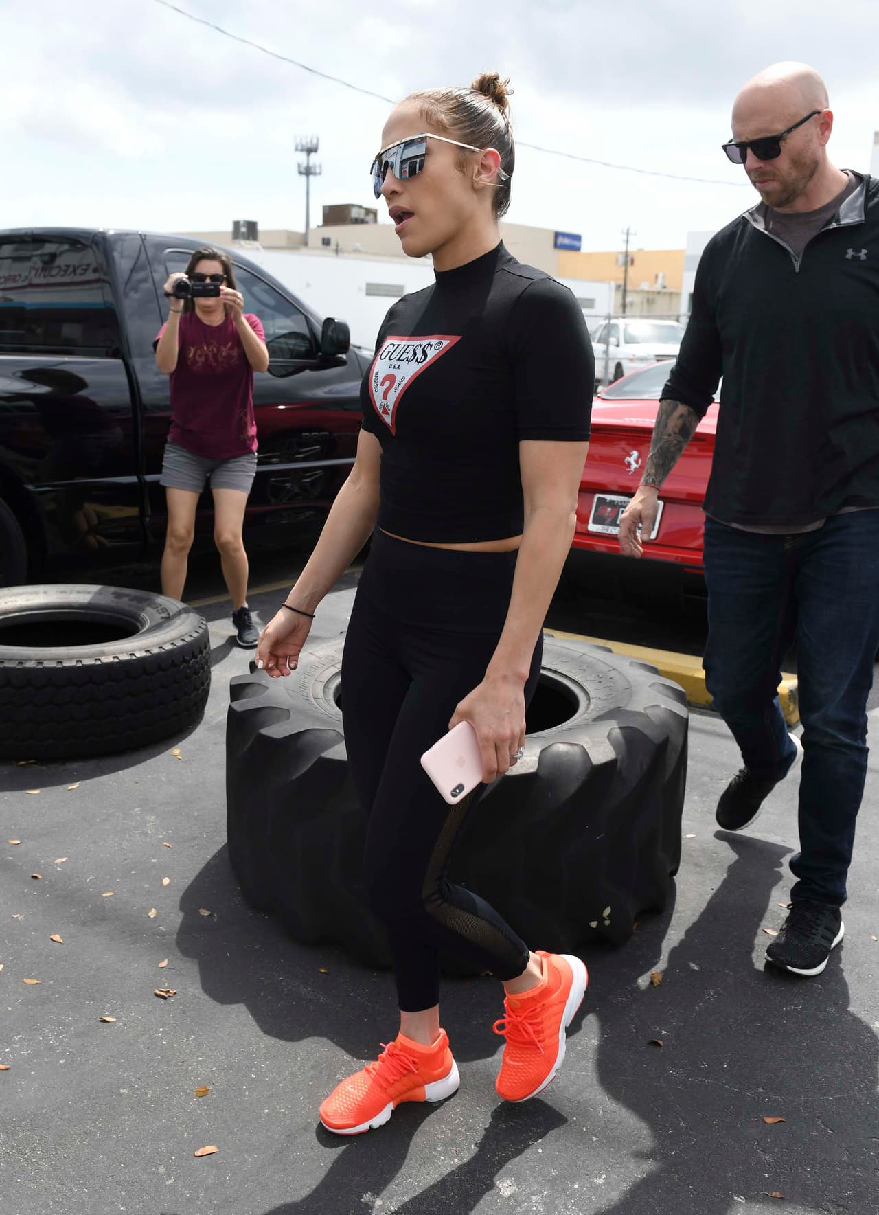Este miércoles, Jennifer López fue al gimnasio en Miami, Florida, y además de su seriedad llamó la atención que 
<b><a href="https://www.univision.com/famosos/anillo-de-compromiso-de-jennifer-lopez-costaria-mas-de-un-millon-de-dolares-segun-expertos-en-joyas-fotos">no se quitó el anillo que le entregó su "macho bello". </a></b>