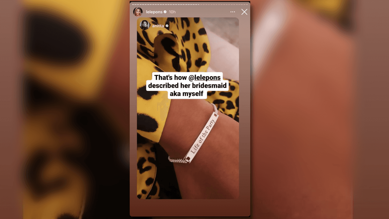 Lele, le entregó a Anitta y cada una de las damas de honor de la boda, una pulsera con un mensaje de lo que significan para ella.