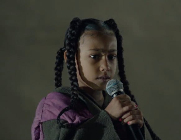 Pero la canción que la pequeña de 6 años interpretó no era de su autoría, ni de su padre u otro nombre conocido en la industria musical.