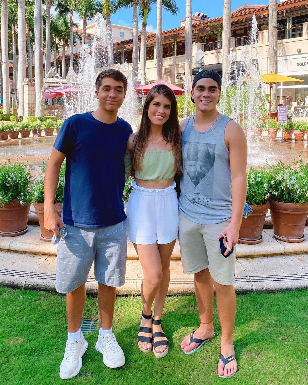 Incluso, su primogénita ha entablado una buena relación con los 
<a href="https://www.univision.com/famosos/hijos-de-jorge-salinas-emilio-mellizo-fotos">mellizos mayores del intérprete de telenovelas: Jorge Emilio y Santiago</a> (17 años).