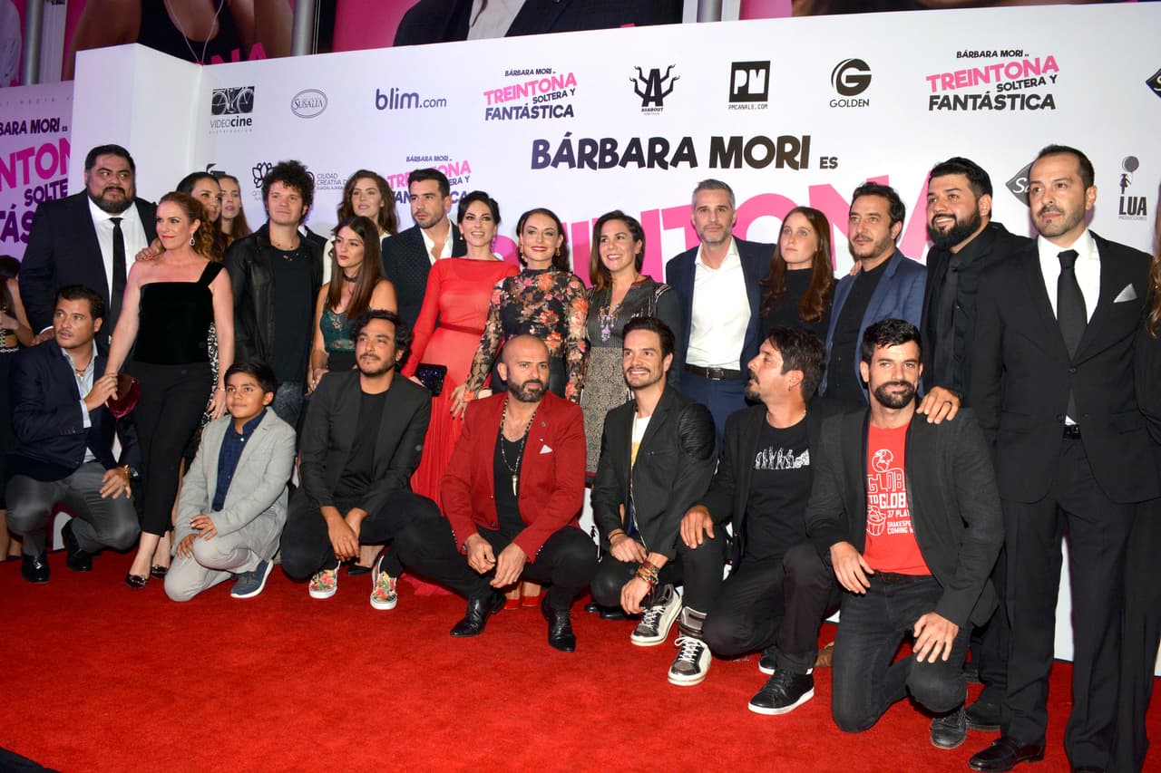 Todo el elenco y equipo de producción en el estreno de la Ciudad de México.