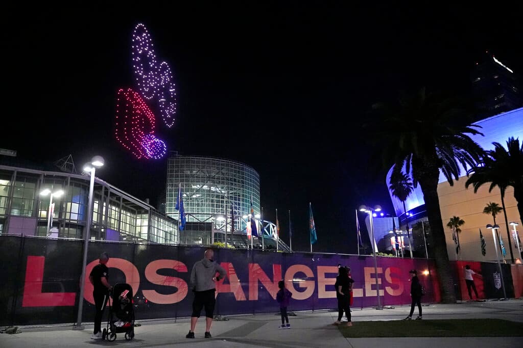 Dentro y fuera del Centro de Convenciones de la ciudad, fanáticos y residentes disfrutaron de las animaciones por 10 minutos.