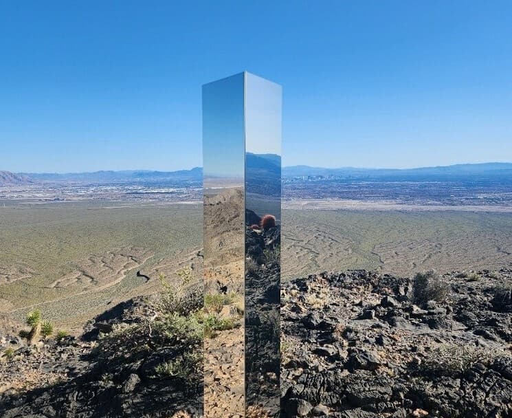 El “misterioso” objeto metálico que apareció en el desierto cerca de Las Vegas y nadie sabe de qué se trata