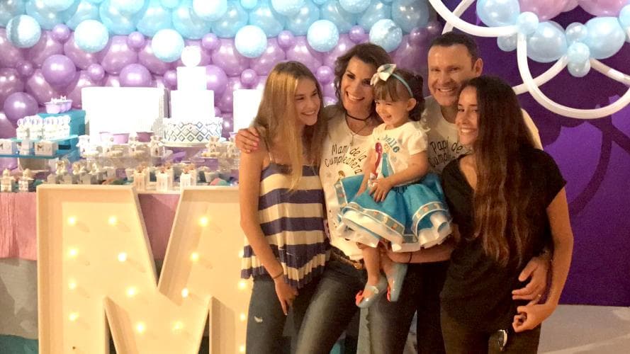 Al siguiente año, Michelle gozó de una especial celebración por sus dos años. Aquí vemos a las cuatro mujeres que tienen el amor de nuestro conductor.