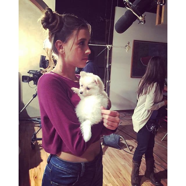 La actriz de ´Un Camino Hacia el Destino´ lleva para todos lados a su cachorrita de nombre Mila.