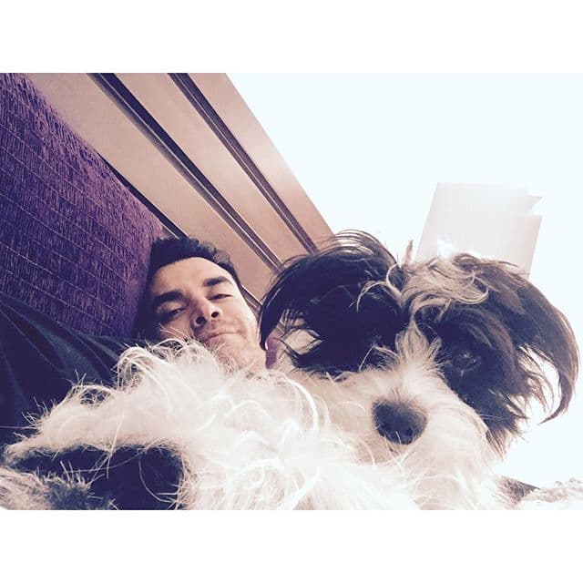 Pero Rihanna no es el único amor del actor, pues debe compartirlo con Justino que ya estaba en su vida.