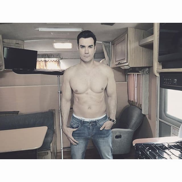 El primero en la lista de actores que aman a sus mascotas es David Zepeda. Siempre ha manifestado su amor hacia los perros e incita a toda la gente que no los compre si no que es mejor la adopción.