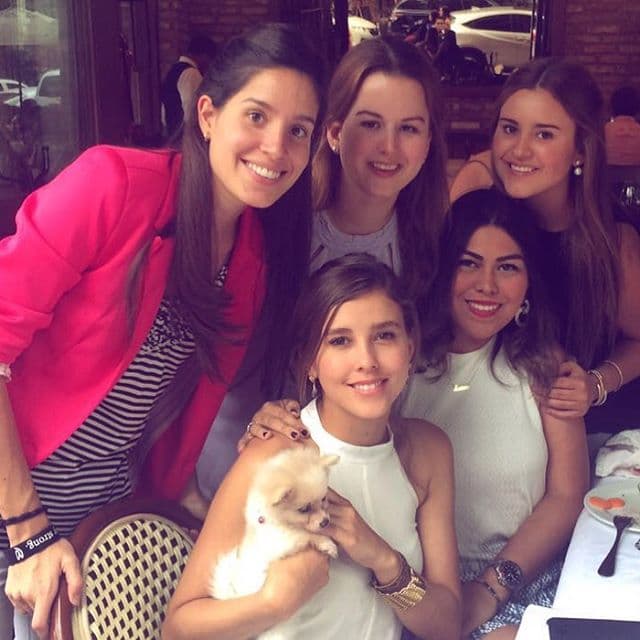 Sus amigos saben que ahora estar con Paulina incluye la visita de Mila.