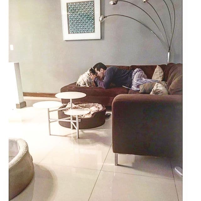 ´Justino y yo les deseamos buenas noches´escribió el actor en su cuenta de Instagram, donde comparte los mejores momentos a lado de sus mascotas.