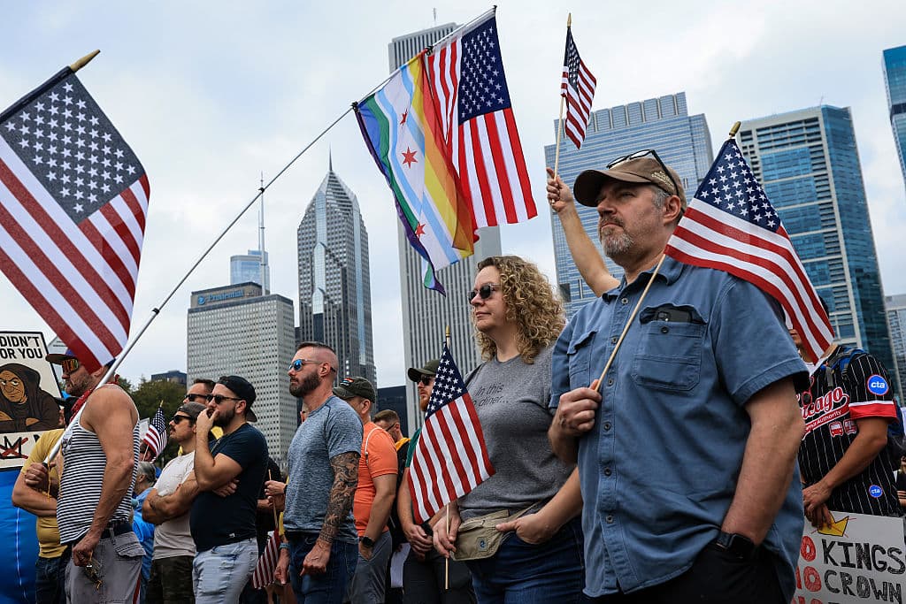<b>Organización y seguridad. </b>Voluntarios de Indivisible Chicago, identificados con chalecos naranjas, orientan a los asistentes y reparten agua. Su presencia garantiza la seguridad y demuestra la organización detrás del evento, reafirmando su carácter pacífico.