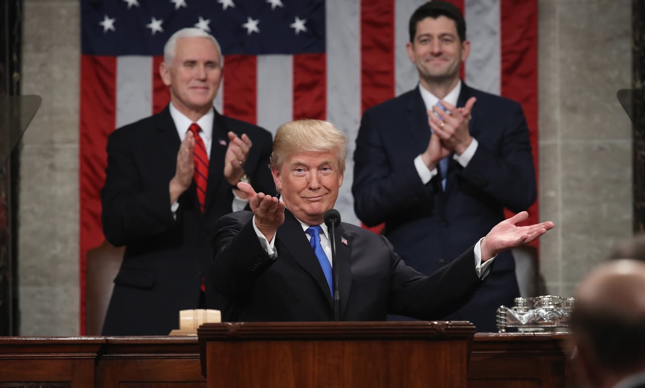 <b>El patriótico discurso del Estado de la Unión.</b> El 30 de enero de 2018, durante el tradicional discurso frente al pleno del Congreso, el presidente Trump 
<a href="https://www.univision.com/noticias/politica/en-fotos-asi-se-vio-el-primer-discurso-del-estado-de-la-union-de-donald-trump-alrededor-del-pais-y-el-mundo-fotos">repitió promesas de campaña como necesidades urgentes</a>, tales como el endurecimiento del sistema migratorio y más dinero para infraestructura y el Ejército. Consideró a la reforma fiscal de 2017 
<a href="https://www.univision.com/noticias/estado-de-la-union/discurso-del-presidente-donald-trump-estado-de-la-union-30-de-enero-2018-minuto-a-minuto">uno de los grandes legados en de su primer año en el gobierno.</a>