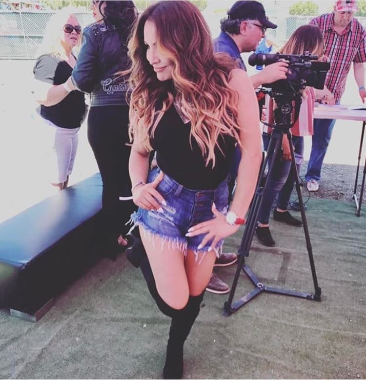 La hermosa Bronquita como siempre llegó enseñando carne para todos los caballeros que se dieron cita en los Terrenos de la Feria de San José.