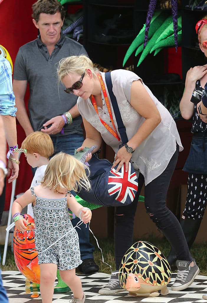 En cuanto a su vida privada, habló de su 
<b>faceta como abuela</b> de sus cuatro nietas: Savannah (9 años) e Isla (8), hijas de Peter y Autumn; Mia (6) y Lena (1), quienes fueron procreadas por su hija Zara (en foto) y su esposo Mike Tindall.
<br>