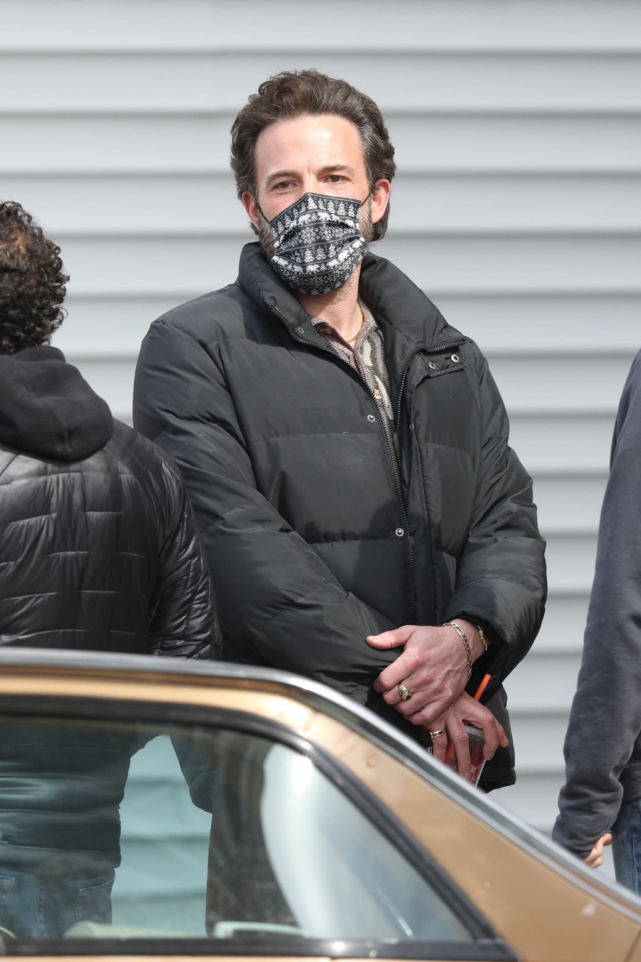 Mientras no estaba frente a la cámara, Affleck portó un cubreboca como parte de las medidas sanitarias ante la pandemia de covid-19.