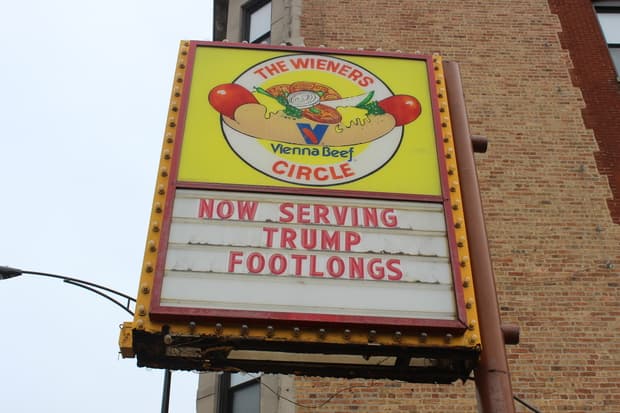 Chicago recibe a Trump con hot dogs y cervezas muy especiales