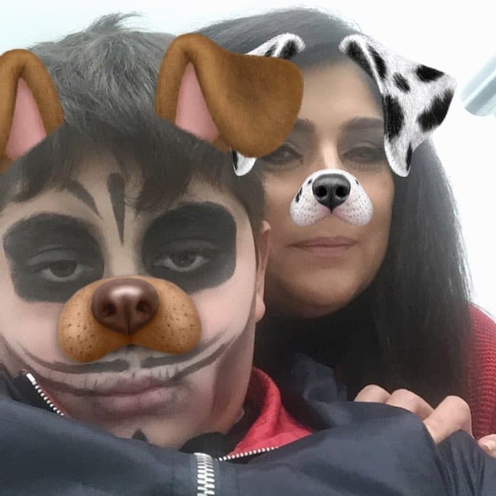 Victoria se divierte con los filtros de Snapchat donde se le puede ver bromeando con su hijo Anuar.